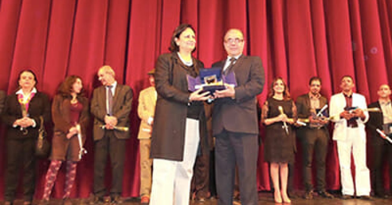 chokri-mabkhout-receiving-his-award-from-minister-of-culture-latifa-lakhdar