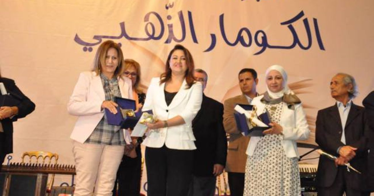 golden-comar-2016-emna-rmili-receiving-her-award-from-minister-of-culture